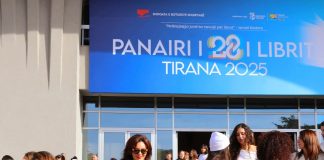 “Lexo të njohësh veten”, ministrja Spiropali bashkë me fëmijët në Panairin e Librit