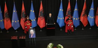 Fjala e fundit për Fatos Nanon, Rama: Kurrë nuk të mendova të shtrirë në arkëmort! Ishe ai që më birësove në familjen socialiste