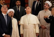 Papa Leone XIV heq këpucët, por nuk lutet në Xhaminë Blu në Stamboll