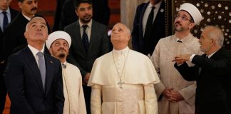 Papa Leone XIV heq këpucët, por nuk lutet në Xhaminë Blu në Stamboll