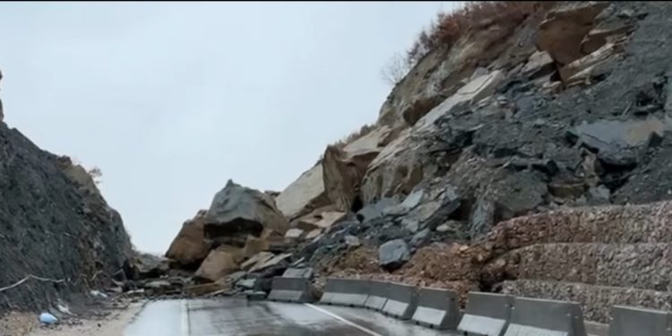 Rrëshqitja masive e shkëmbinjve bllokon aksin Qukës Qafë Plloçë  vendoset baypass provizor për kalimin e mjeteve