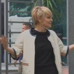 Fotolajm/ Me ‘look’ të ri dhe e buzëqeshur, Monika Kryemadhi paraqitet në SPAK