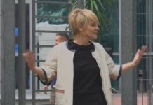 Fotolajm/ Me ‘look’ të ri dhe e buzëqeshur, Monika Kryemadhi paraqitet në SPAK