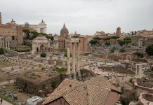 Momente paniku në zemër të Romës/ Shembet një pjesë e kullës mesjetare “Torre dei Conti”, plagoset një punëtor