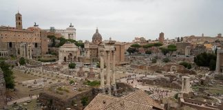 Momente paniku në zemër të Romës/ Shembet një pjesë e kullës mesjetare “Torre dei Conti”, plagoset një punëtor