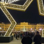 Vjena vezullon për festa/ Hapet tregu i parë i Krishtlindjeve në Evropë për 2025