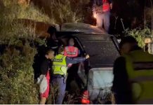 Aksident në autostradën Vlorë-Levan/ Makina përfundon në kanal, pesë persona të plagosur