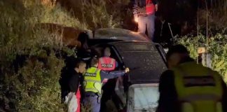 Aksident në autostradën Vlorë-Levan/ Makina përfundon në kanal, pesë persona të plagosur