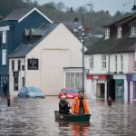 Stuhia “Claudia” godet Uellsin, përmbytjet “pushtojnë” rrugët e banesat