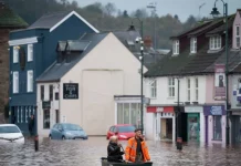 Stuhia “Claudia” godet Uellsin, përmbytjet “pushtojnë” rrugët e banesat
