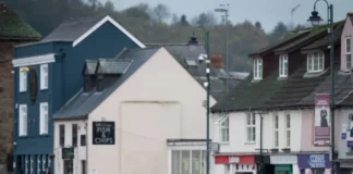 Stuhia “Claudia” godet Uellsin, përmbytjet “pushtojnë” rrugët e banesat