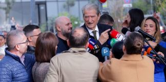 “Më erdhi Basha në zyrë dhe kërkoi të më evakuonin”, Berisha flet për 21 Janarin: Audio është e falsifikuar. Ja si përgjigjet për syrin e nxirë të Ndrea Prendit