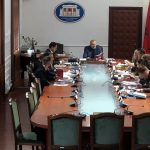 “Vetëm mua ma ndërprisni fjalën”/ Manja përplaset me Blushin: Ç’është kjo ‘është kapur për fyti drejtësia’?