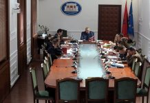 “Vetëm mua ma ndërprisni fjalën”/ Manja përplaset me Blushin: Ç’është kjo ‘është kapur për fyti drejtësia’?