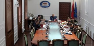 “Vetëm mua ma ndërprisni fjalën”/ Manja përplaset me Blushin: Ç’është kjo ‘është kapur për fyti drejtësia’?