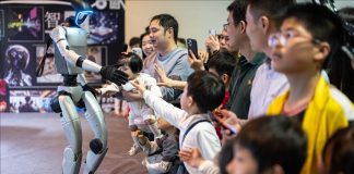 Kinë, roboti humanoid thyen rekordi në ecje