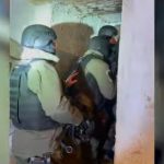 12 orë të ngujuar në banesë, reagon policia pas vetëdorëzimit të dy të dyshuarve! I gjenden arsenal armësh, granata dhe flamuri i ISIS