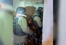 12 orë të ngujuar në banesë, reagon policia pas vetëdorëzimit të dy të dyshuarve! I gjenden arsenal armësh, granata dhe flamuri i ISIS