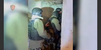 12 orë të ngujuar në banesë, reagon policia pas vetëdorëzimit të dy të dyshuarve! I gjenden arsenal armësh, granata dhe flamuri i ISIS