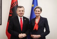 VanHorn takim me kryetarët e grupeve parlamentare shqiptare: Dialogu konstruktiv dhe liria e fjalës, shtylla të institucioneve të forta politike