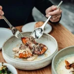 “Paguaj vetëm me foto në rrjete sociale”/ E pëson keq influencerja e njohur, nuk pagoi faturat në restorante luksoze