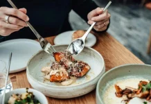 “Paguaj vetëm me foto në rrjete sociale”/ E pëson keq influencerja e njohur, nuk pagoi faturat në restorante luksoze