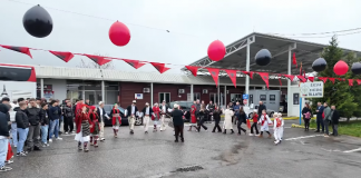 “Atmosferë kuqezi”/ 28 Nëntori, Rama ndan pamjet: Nga Morina në Kakavijë, pikat doganore u kthyen në skenë gëzimi