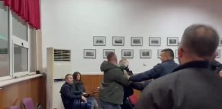 Përplasje fizike në Këshillin Bashkiak të Pogradecit