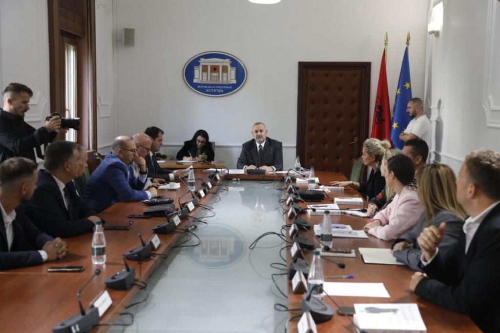 PS propozon ndryshime kushtetuese për zgjatjen e mandatit të prokurorëve të SPAK  PD kundërshton nismën e Manjës