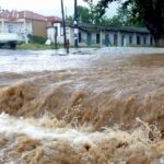 Kushtet ekstreme të motit godasin Greqinë/ Fshatra të tërë në izolim, shtëpi dhe toka bujqësore të përmbytura