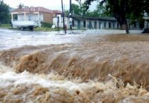 Kushtet ekstreme të motit godasin Greqinë/ Fshatra të tërë në izolim, shtëpi dhe toka bujqësore të përmbytura