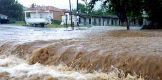 Kushtet ekstreme të motit godasin Greqinë/ Fshatra të tërë në izolim, shtëpi dhe toka bujqësore të përmbytura