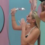 E lagur nga uji i nxehtë dhe me bikini, banorja e BBV ngre temperaturat me pamjet hot nga kabina e dushit! Këngëtarja s’lë vend për imagjinatën