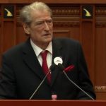 MOMENTI kur BERISHA përgëzon deputetin e PS: Bravo Damian që qëndrove e them haptas unë! Ku janë ministrat