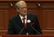 MOMENTI kur BERISHA përgëzon deputetin e PS: Bravo Damian që qëndrove e them haptas unë! Ku janë ministrat