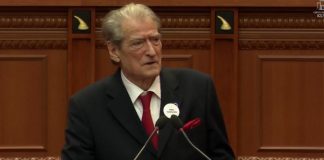 MOMENTI kur BERISHA përgëzon deputetin e PS: Bravo Damian që qëndrove e them haptas unë! Ku janë ministrat