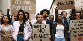 Gen Z që po sfidon qeveritë në botë, a mund të përfshihet Europa nga kjo lëvizje?