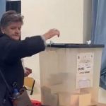 E moshuara në Vlorë hedh votën në minutat e fundit të mbylljes së procesit, tregon arsyen e ‘vonesës’: Tani pushoi shiu…