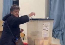E moshuara në Vlorë hedh votën në minutat e fundit të mbylljes së procesit, tregon arsyen e ‘vonesës’: Tani pushoi shiu…
