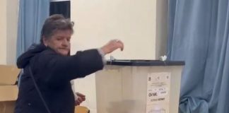 E moshuara në Vlorë hedh votën në minutat e fundit të mbylljes së procesit, tregon arsyen e ‘vonesës’: Tani pushoi shiu…