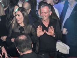 FOTO/ Momenti i bukur në ‘Kënga Magjike’, KissCam kap pronarin e Klanit dhe bashkëshorten! Puthja e çiftit Frangaj