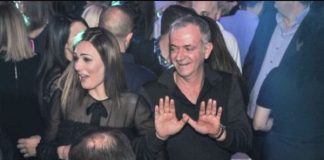 FOTO/ Momenti i bukur në ‘Kënga Magjike’, KissCam kap pronarin e Klanit dhe bashkëshorten! Puthja e çiftit Frangaj