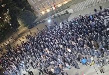 Protesta e opozitës para Kryeministrisë, Balla publikon foton e pjesëmarrësve: Ia doli ta fundosë PD në shoqatë