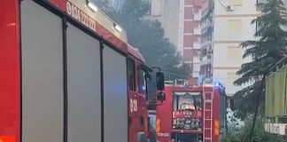 Përfshihet nga flakët një mobileri në Vlorë, dyshime për zjarr të qëllimshëm