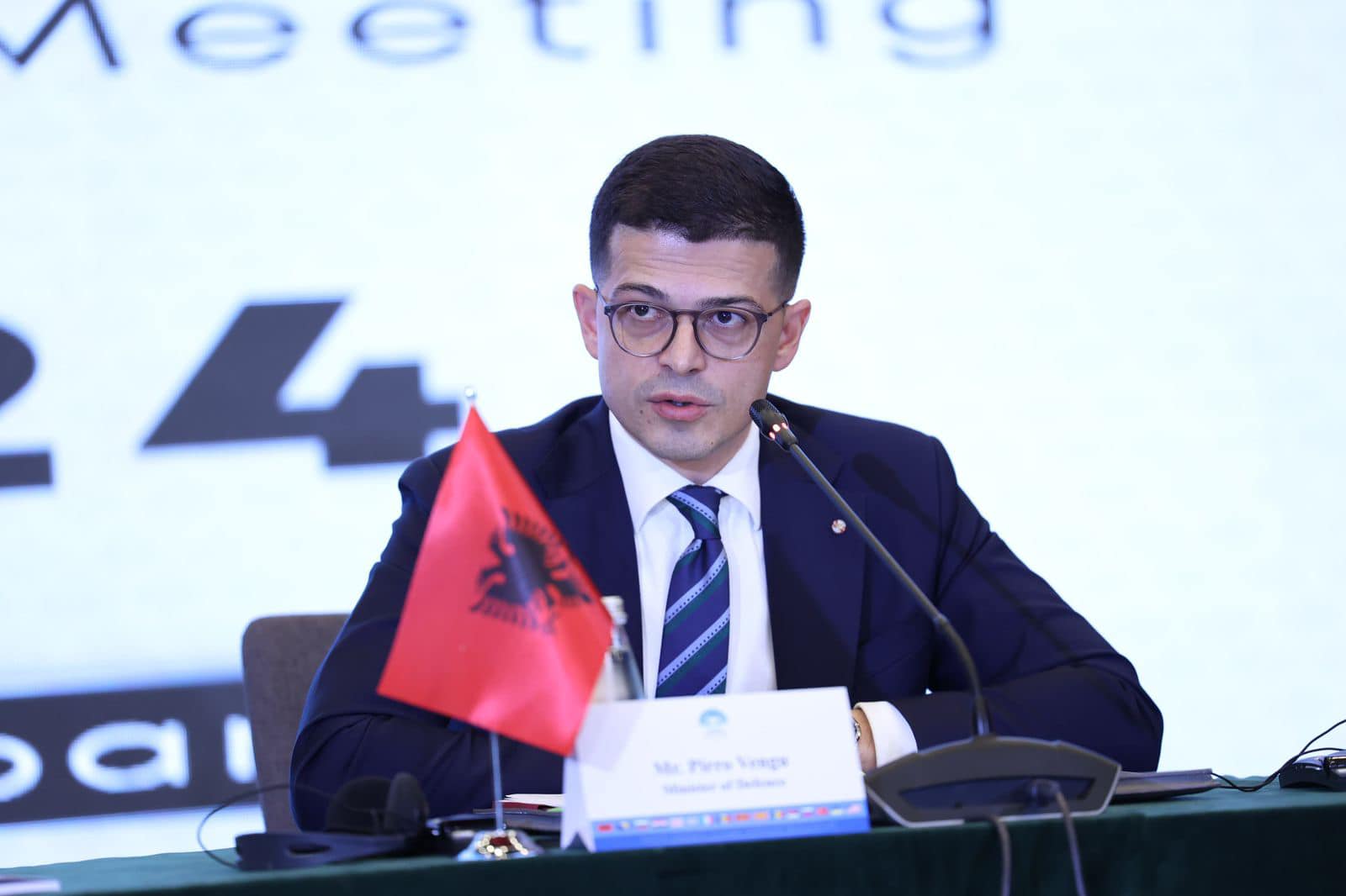 Fake News i i ditës  Akuzohet se ka marrë djalin e tezes zv ministër  por Pirro Vengu nuk ka teze fare