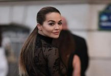 FOTOT/ Rita Ora tërheq vëmendjen në Javën e Modës në Paris, shfaqet me një fustan të tejdukshëm