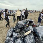 Nxënës dhe studentë pastrojnë bregdetin e Velipojës, kryeministri Rama ndan pamjet: Shembull frymëzimi