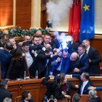 Kaos, përplasje fizike dhe flakadanë….seanca plenare përmes fotove