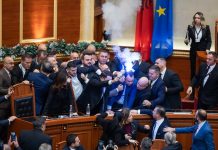 Kaos, përplasje fizike dhe flakadanë….seanca plenare përmes fotove