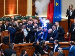 Kaos, përplasje fizike dhe flakadanë….seanca plenare përmes fotove